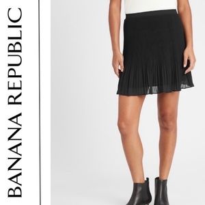 NEW PRICE DROP!! Banana Republic Pleated mini skirt - Size: US 2